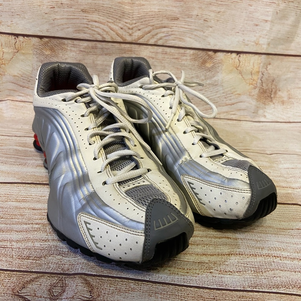 Nike Shox R4 Metallic Silver Comet Red Men’s Size 9.5 Sneakers (2008)